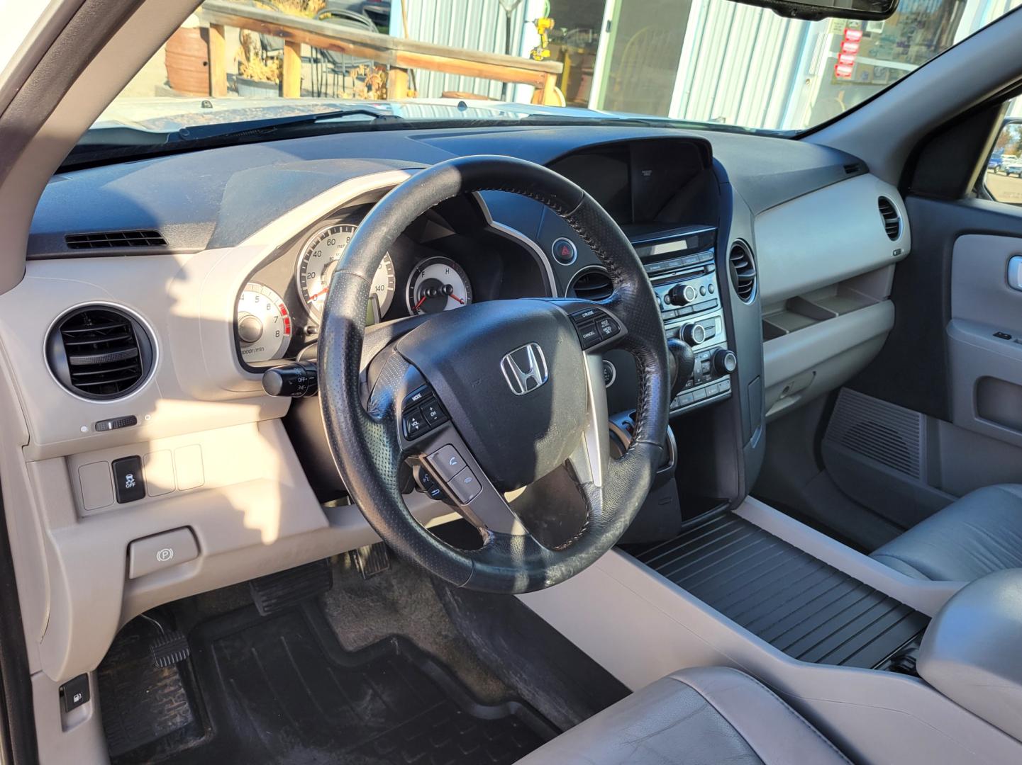 2015 White /Gray Honda Pilot EX-L AWD EX-L (5FNYF4H58FB) with an 3.5L V6 SOHC 24V engine, 5-Speed Automatic transmission, located at 450 N Russell, Missoula, MT, 59801, (406) 543-6600, 46.874496, -114.017433 - All Wheel Drive. Automatic Transmission. Power Heated Leather Seats. Power Sunroof. 3rd Row Seating. Air. Cruise. Tilt. Bluetooth. AM FM XM CD Player. Backup Camera. - Photo#19